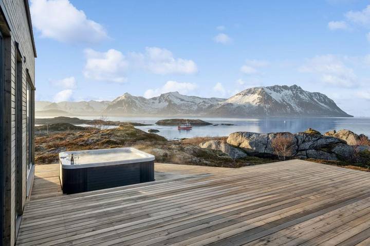 Ferienhaus für 8 Personen, mit Terrasse und Sauna sowie Whirlpool, mit Haustier auf den Lofoten