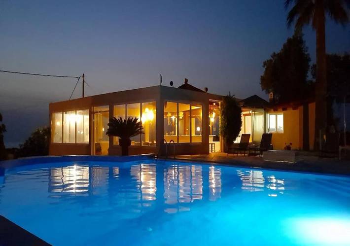 Apartahotel para 31 personas, con Balcón y Terraza además de Jardín y Piscina para niños en Creta