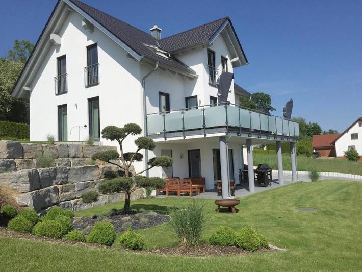 Ferienwohnung für 4 Personen, mit Terrasse und Garten sowie Ausblick in Offingen