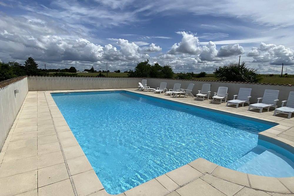 Ferme restaurée avec amour avec grande piscine privée située dans 5 acres près de Saintes in Courcoury, Région de Saintes