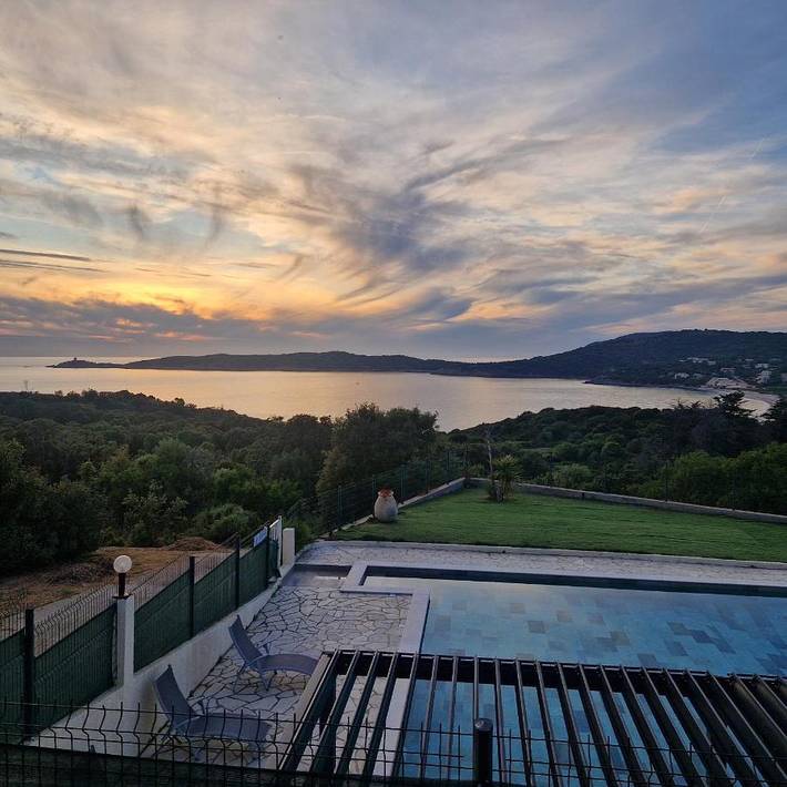Appartement de vacances pour 4 personnes, avec Terrasse et Jardin ainsi que Piscine et Vue