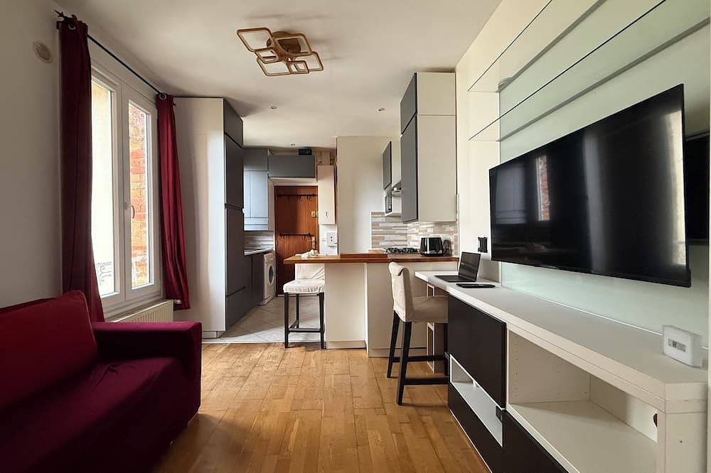 Ganze Wohnung, Cosy 1-Bedroom Apartment, 20 Min from Paris & Versailles, Not Overlooked in Suresnes, Hauts-de-Seine