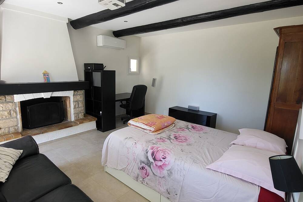 Building in the heart of the Luberon on a wine-growing estate with private swimming pool in La Tour-d'Aigues, Parc naturel régional du Luberon