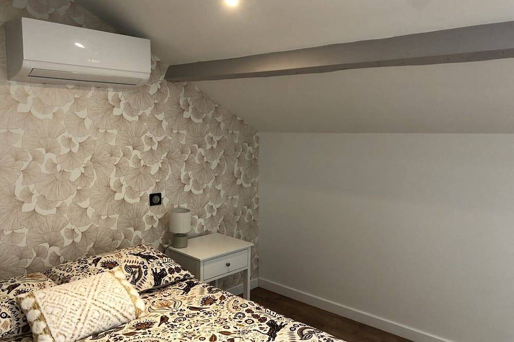 House on the banks of the Canal du Midi in Agen, Agen region