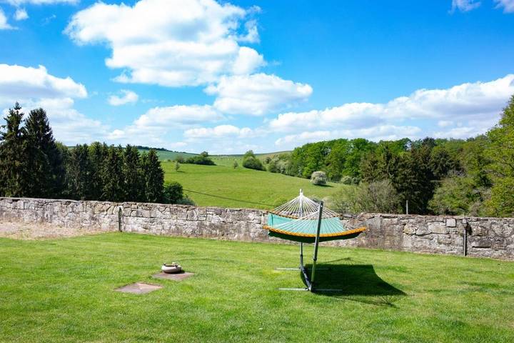 Chambre d’hôte pour 2 personnes, avec jardin ainsi que terrasse et vue, animaux acceptés à Somme-Leuze