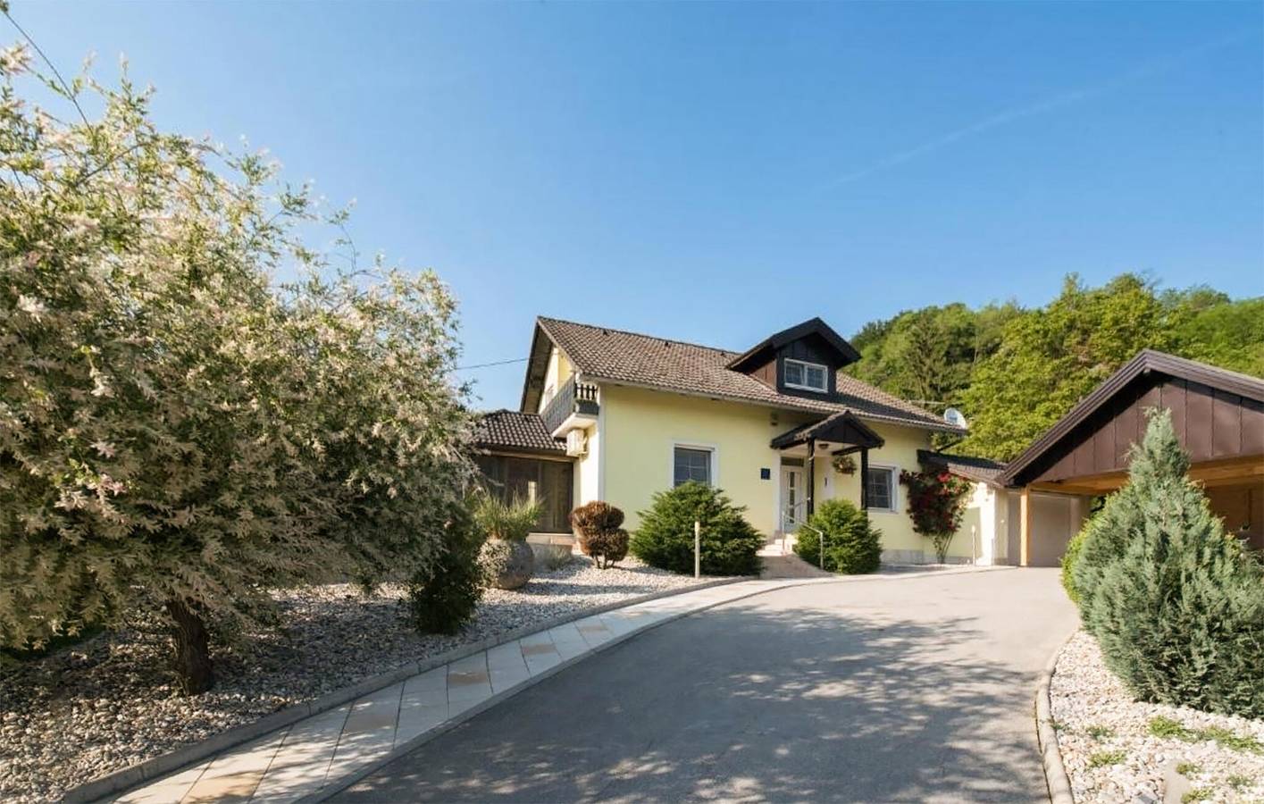 Geräumige 2-Zimmer-Wohnung mit Pool, WLAN, Terrasse und Parkplatz in Tuheljske Toplice, Krapina-Zagorje