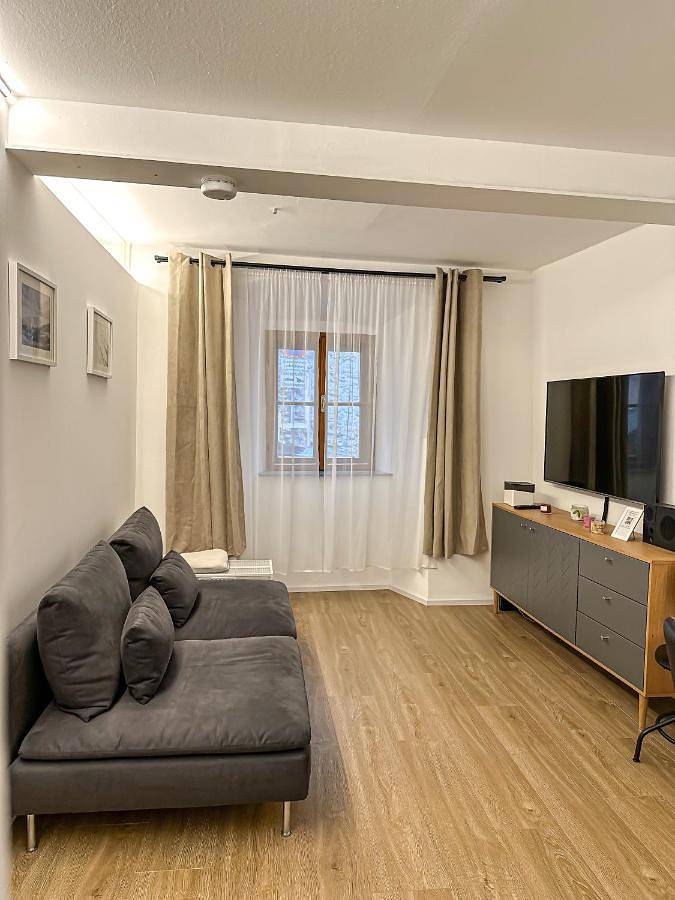 Ganze Wohnung, Design Stadthaus Apartment mit privatem Zugang in Göllstock, Hallein