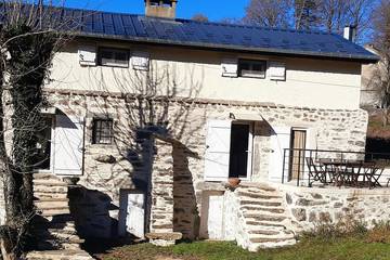 Gîte pour 12 personnes, avec terrasse et jardin, animaux acceptés à Le Soulié