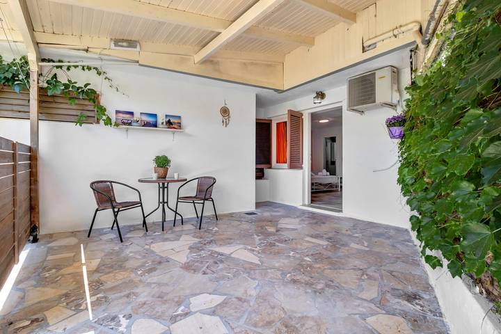 Entire studio, Studio Apartment 'With Garden View', Wi-Fi and Air Conditioning in Nikiana, Alexandros