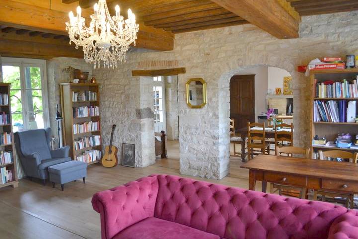Location de vacances pour 13 personnes, avec jardin ainsi que vue et piscine à Saint-Ythaire - 4