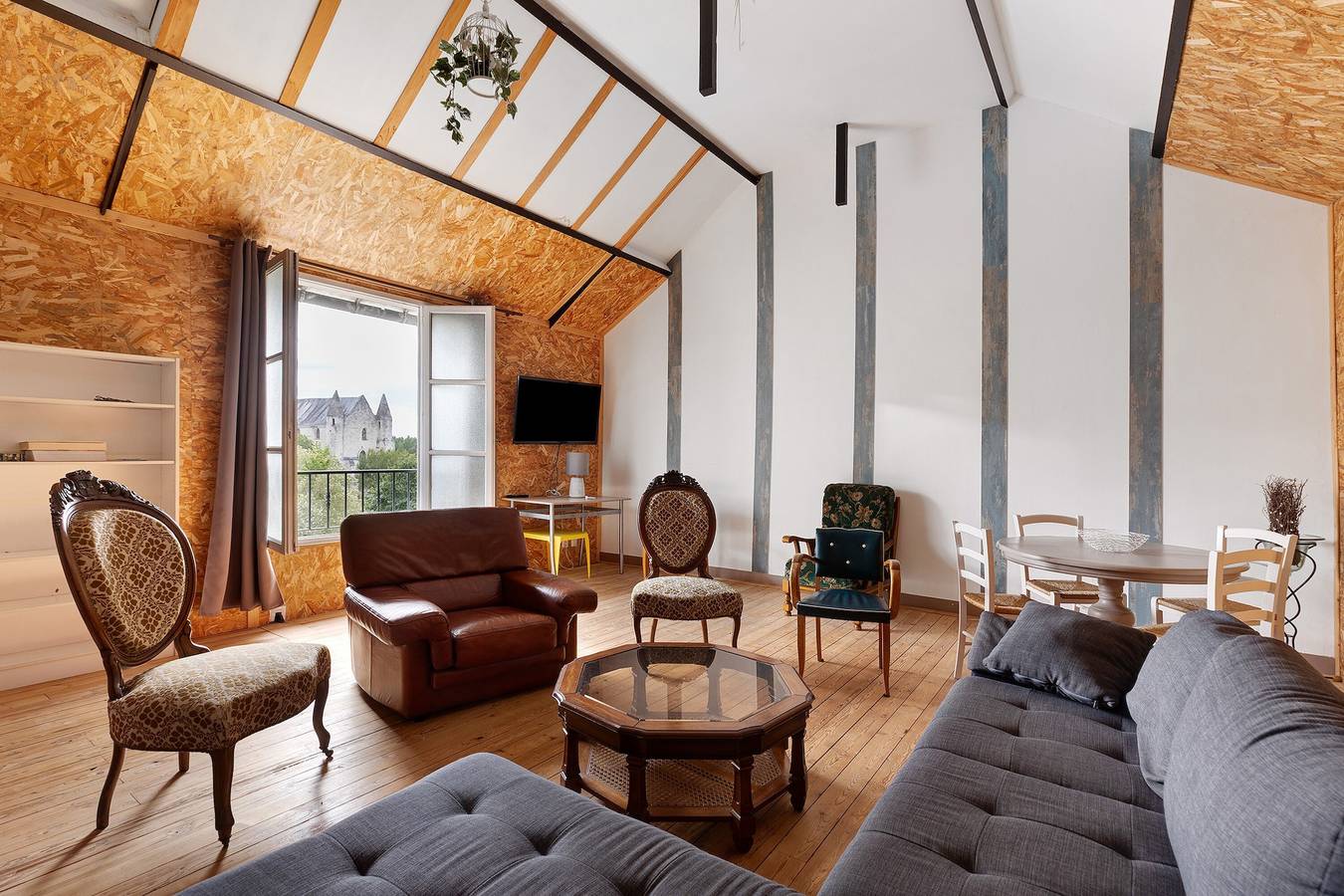 La Maison de Léonie avec terrasse, jardin privé et Wi-Fi in Bourgueil, Vallée de la Loire