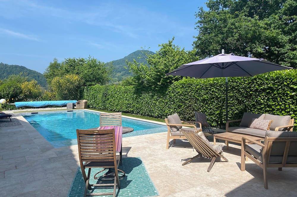 Maison avec belle piscine et jardin arboré invitant à la farniente in Saint-Martin-d'Uriage, Parc national des Écrins