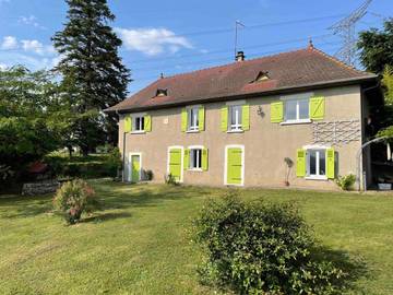 Gîte pour 9 personnes, avec piscine ainsi que jardin et vue à Romagnieu