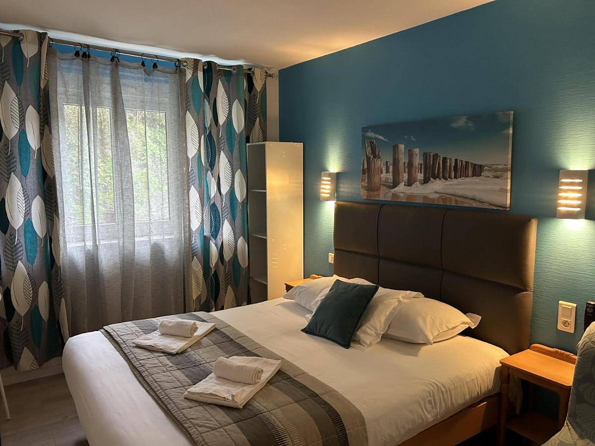Attic Standard Double Room in Cancale, Baie du Mont-Saint-Michel