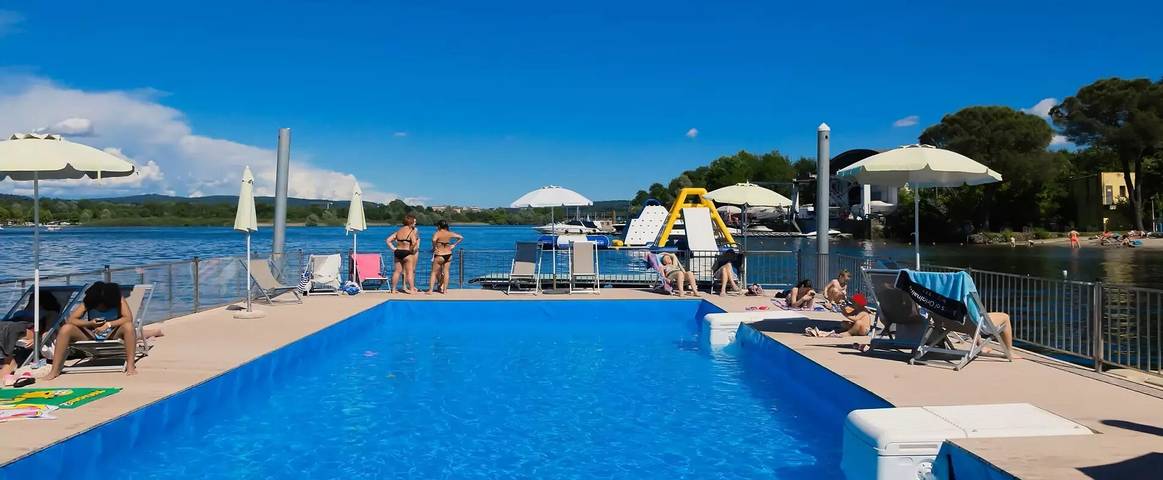Bungalow für 4 Personen, mit Terrasse und Pool, mit Haustier am Lago Maggiore