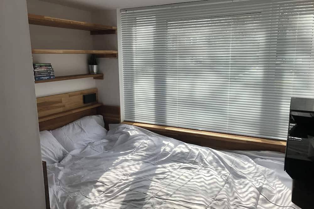Entire apartment, Microflat - Self contained microflat with own kitchenette & bathroom in Milton Keynes, South East England