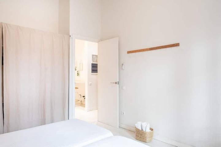 Entire apartment, Terrace, sun and local lifestyle in Gracia in Barcelona Centre, Barcelona