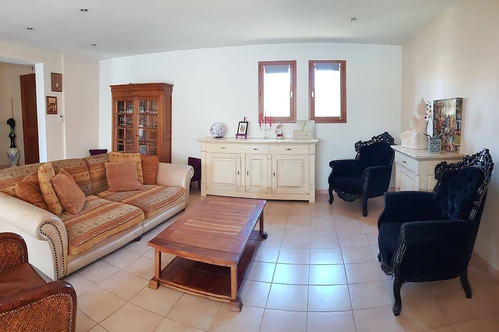 Villa Piscine Privée Tout Confort in Les Pennes-Mirabeau, Côte méditerranéenne (France)