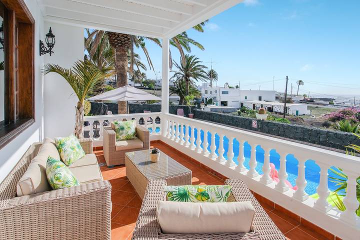 Elegante Casa Salinoco con piscina, vistas al mar, terraza y Wi-Fi; aparcamiento disponible in Mácher, Tías