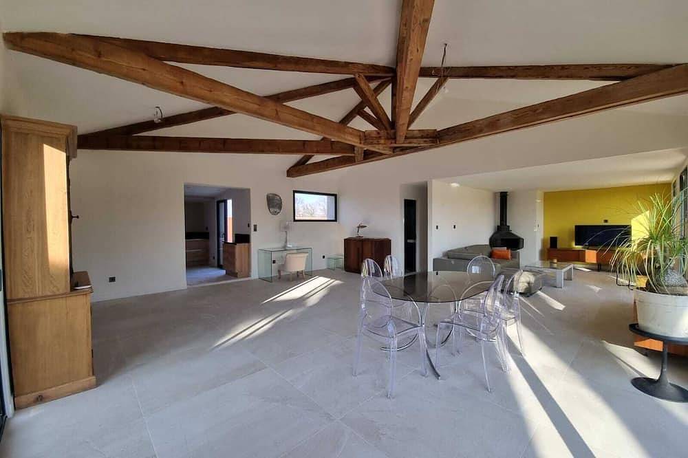 Villa contemporaine avec studio et piscine privative. in Jonquières, Vaucluse