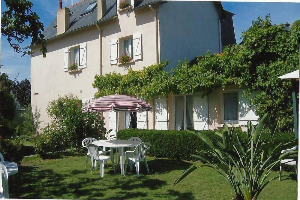Appartement entier, Appartement en rez de chaussée spacieux avec jardin clos exposé plein sud in Saint-Malo, Région de Saint-Malo