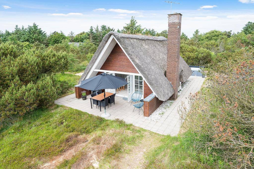 Modern holiday home with outdoor hot tub in Lodbjerg Hede in Lodbjerg Hede, Ringkøbing
