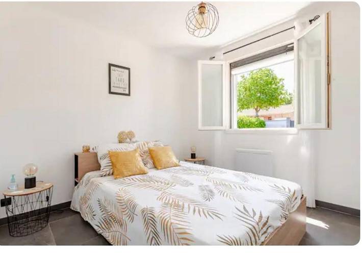 Gîte pour 2 personnes, avec jardin et vue ainsi que terrasse et piscine à Abeilhan