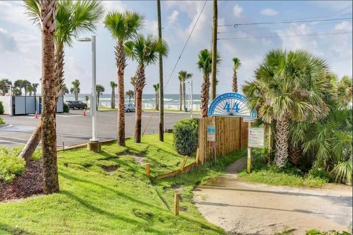 Vacation rental for 11 people, with yard and pool as well as balcony, with pets in Panama City (Florida)