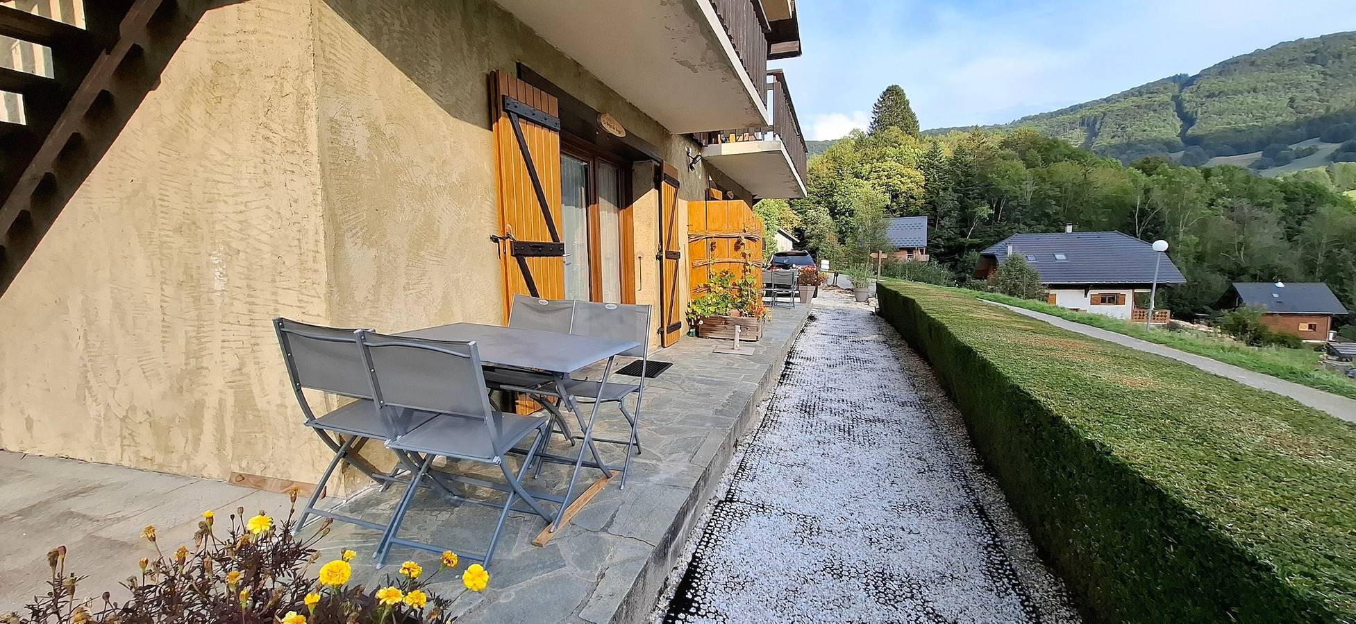 Apartamento entero, Apartamento “Le Berger” con vistas a la montaña, terraza privada y Wi-Fi in Aillon-le-Jeune, Chambéry region