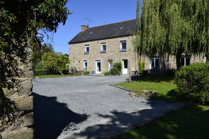 Gîte pour 8 personnes, avec sauna ainsi que jacuzzi et piscine, adapté aux familles à Landéhen