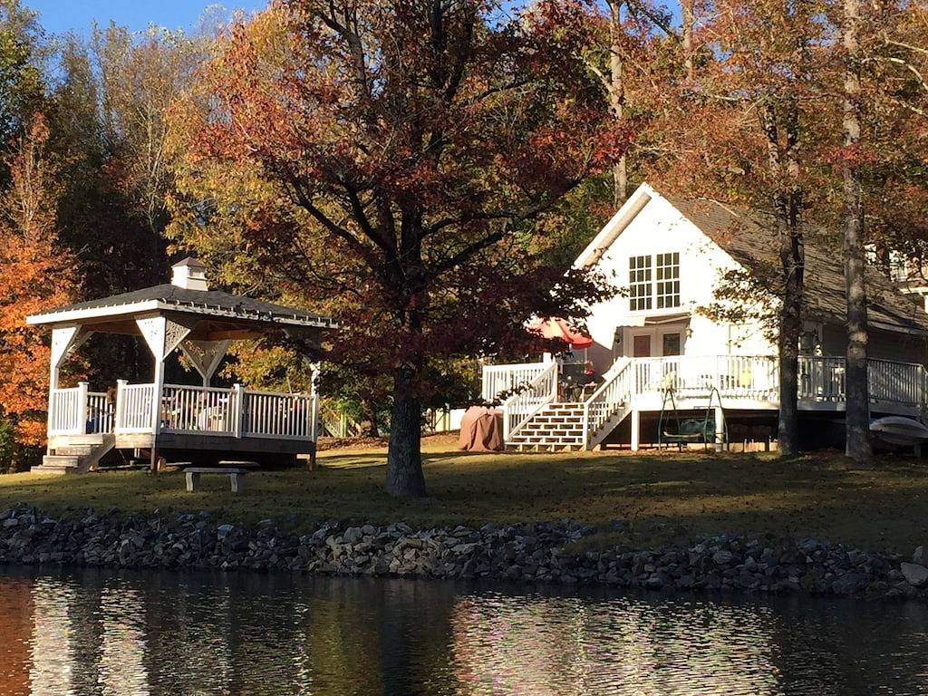 Lakefront Cottage in einer ruhigen Bucht mit Kajaks, Kanus und Tretbooten in Lake Norman