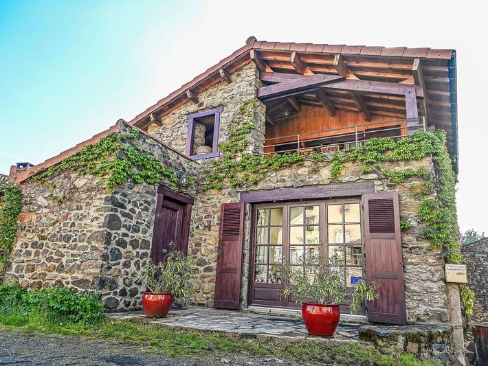 Location de vacances pour 6 personnes, avec Balcon ainsi que Terrasse et Jardin à Blassac