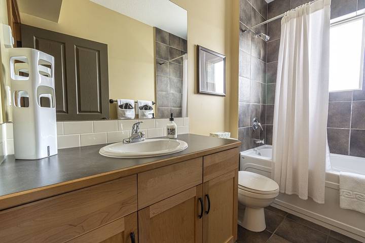 Holiday rental for 2 people, with balcony and hot tub as well as pool in Canmore