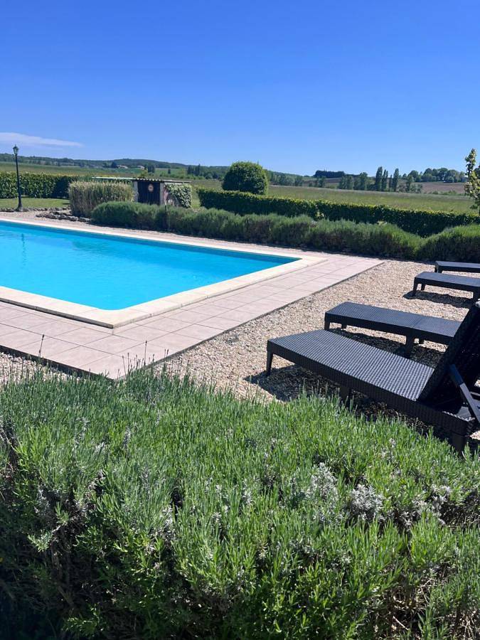 Location de vacances pour 4 personnes, avec piscine ainsi que jardin et vue à Juignac - 3
