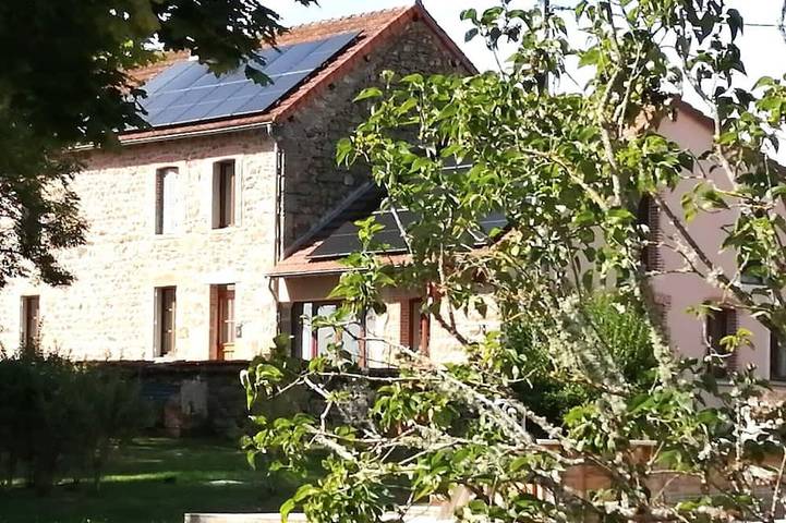 Location de vacances pour 15 personnes, avec jardin et terrasse à Charensat