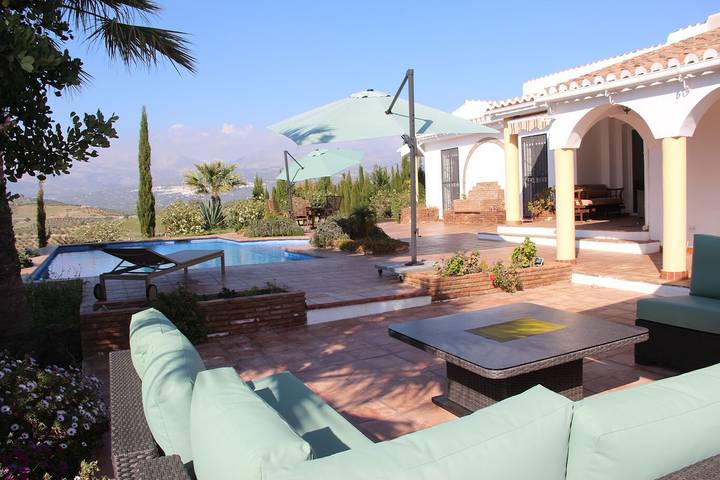 Villa 'Serenidad' with Mountain View, Pool, Wi-Fi and Air Conditioning in Cútar, Cordillera Penibética