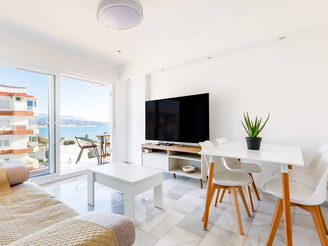 Entire apartment, Charming beachfront apartment in Torre del Mar, 2 bedrooms, air conditioning, pool in Playa de Torre del Mar, Torre del Mar