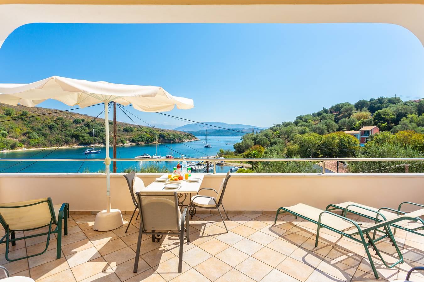 Entire apartment, Alexandra: Walk to Beach, Sea Views, A/C, Wifi, Car Not Required in Agios Stefanos (Corfu), Corfu