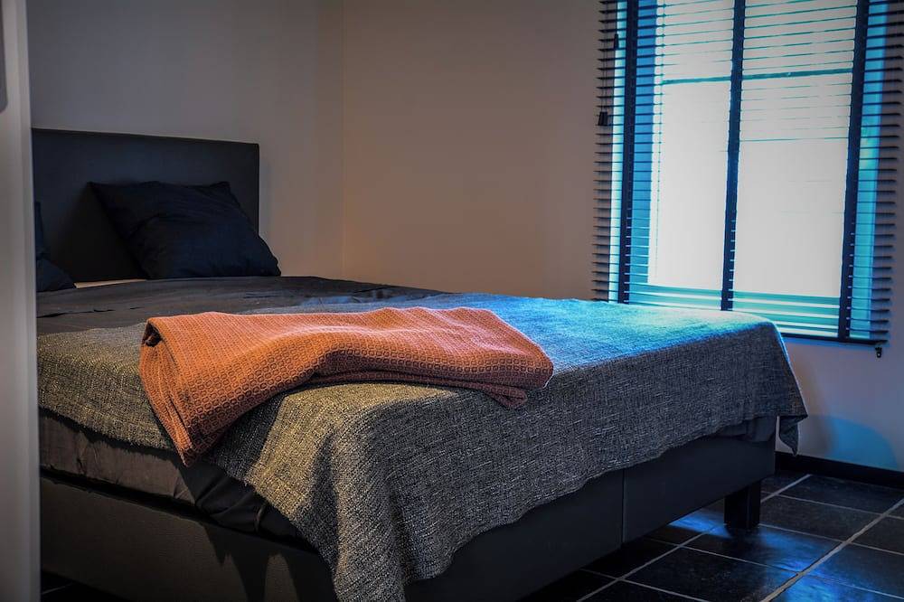 Boshuis Papilio is een rustig verblijf in een bos op wandelafstand van Ieper. in Ieper, West-Vlaanderen