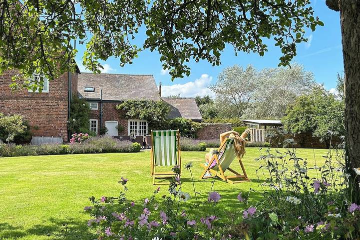 Holiday rental for 12 people, with garden and hot tub in Cheshire