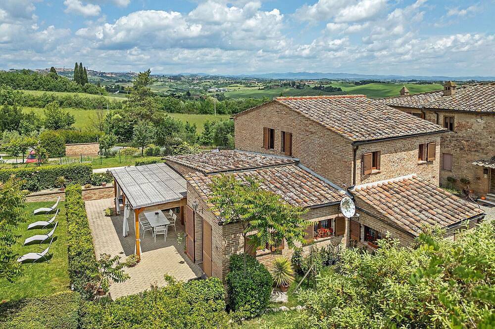 Villa in Siena with 4 bedrooms sleeps 8 in Siena, Siena Province