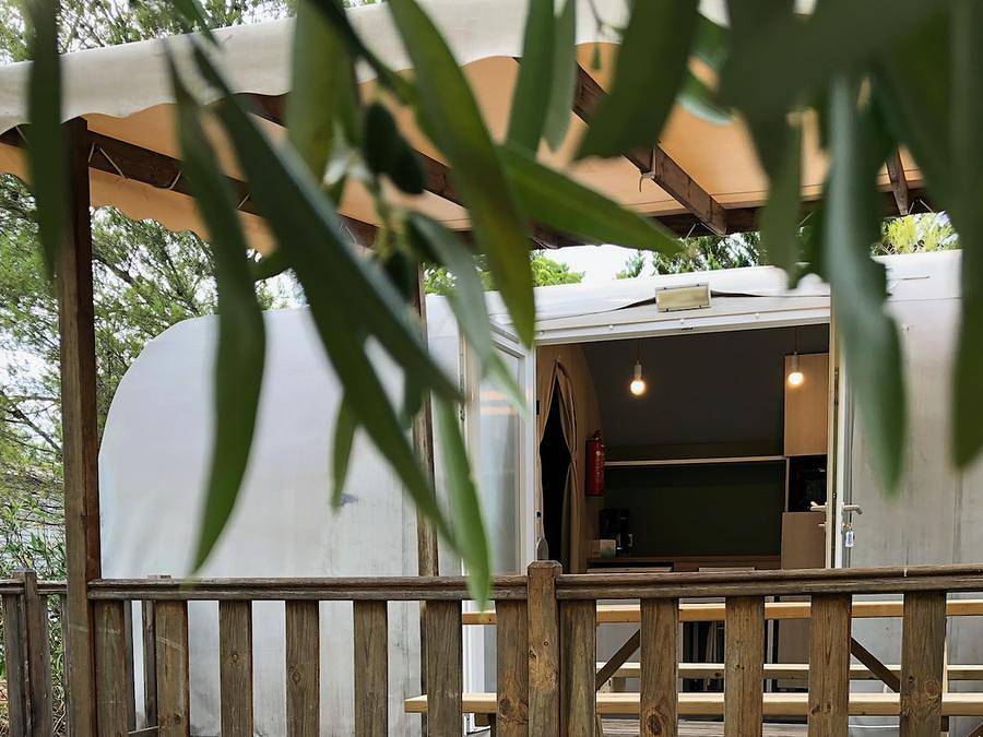 Camping La Grange Neuve - Bungalow toilé 4 personnes - Coco Sweet Insolite Côté Jardin 4 pers. in Sigean, Côte d'Améthyste