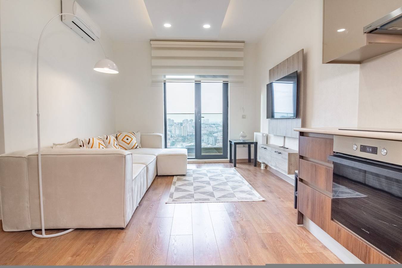 Geheel appartement, Spacious 1Br with City View on the 27th floor in Istanbul, Marmararegio