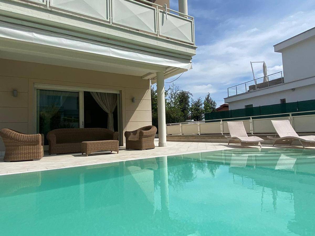 Three-Bedroom Villa in Padenghe sul Garda, Prealpi Gardesane