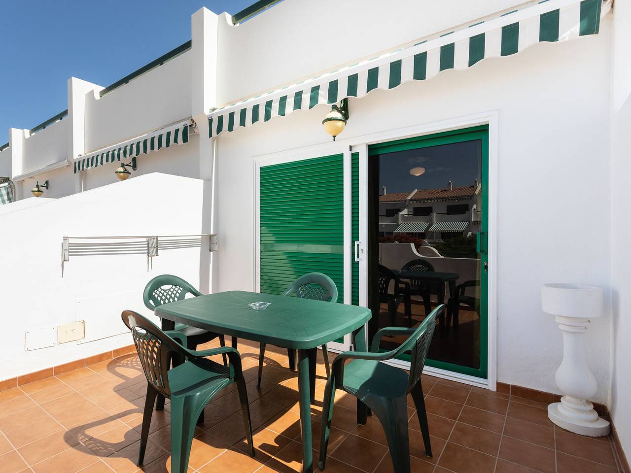 Ganze Wohnung, Ferienwohnung für 4 Personen mit Pool in Costa del Silencio, Arona