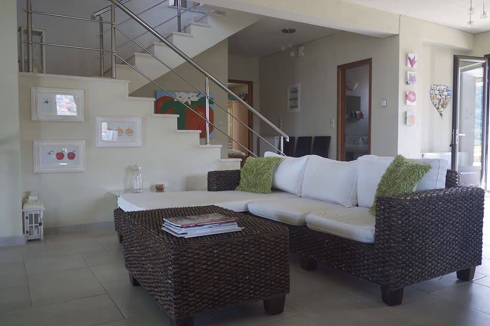 Private infinity pool & hot tub. Breathtaking sea & mountain views. in Avia (Griechenland), Messenien