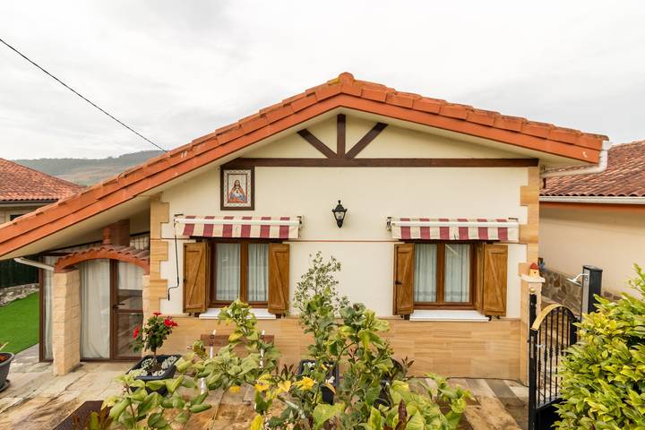 Las Camelias in Argoños – Cozy One-Story House Near Beaches and Town Center in Argoños, Cantabrian Coast
