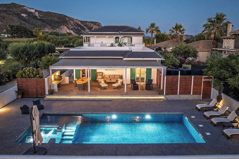 Entire apartment, Bungalow, 3 minutes walk from Kalamaki beach with private pool new for 2024. in Kalamaki, Zakynthos