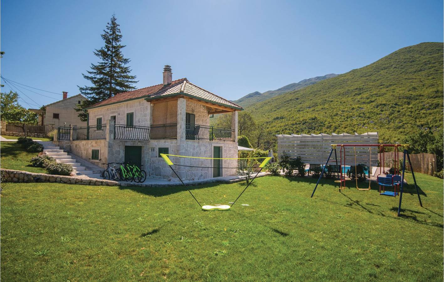 Geräumige 2-Zimmer-Wohnung mit Pool, Terrasse und WLAN in Zagvozd, Makarska Riviera