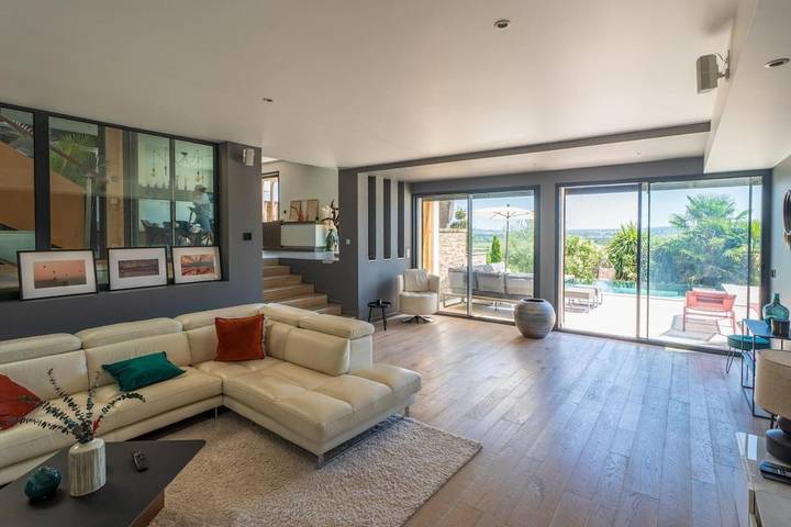 Villa pour 11 personnes, avec vue et jardin ainsi que piscine et terrasse, animaux acceptés